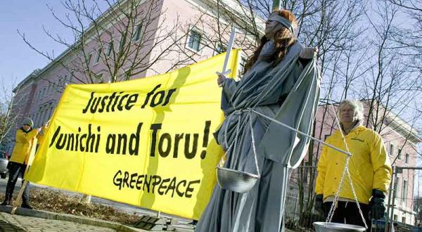 Aktivistin als Göttin Justitia verkleidet vor der japanischen Botschaft in Berlin, Juni 2008