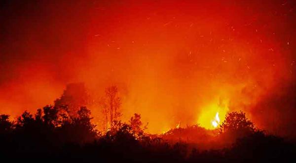 Feuer auf Kalimantan September 2019, die Umgebung ist rot gefärbt