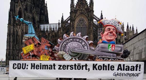 einsamer Karvelaswagen vor Kölner Dom