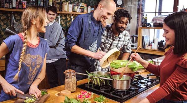 Gemeinsames Kochen in der Küche