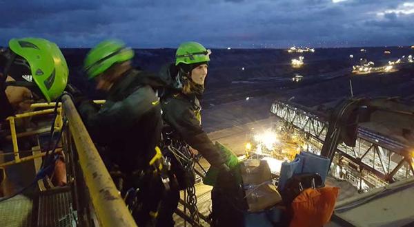 Aktivistinnen und Aktivisten auf einem Bagger im Braunkohletagebau Garzweiler