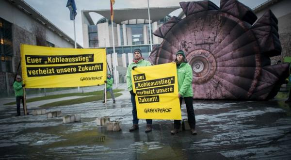 Greenpeace-Aktion gegen Kohleausstiegsgesetz vor Bundeskanzleramt