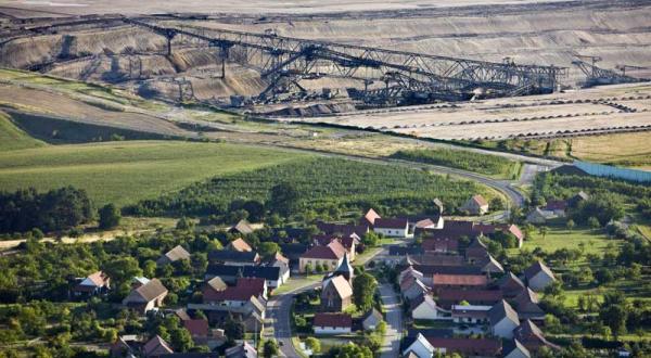 Kohleabbau in einer Braunkohle Tagebaugrube (Vattenfall) in Jaenschwalde, Juli 2008