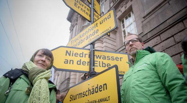 Vor der Sitzung der Kohlekommission im Bundeswirtschaftsministerium in Berlin protestieren Greenpeace-Aktivisten für einen raschen Kohleausstieg.