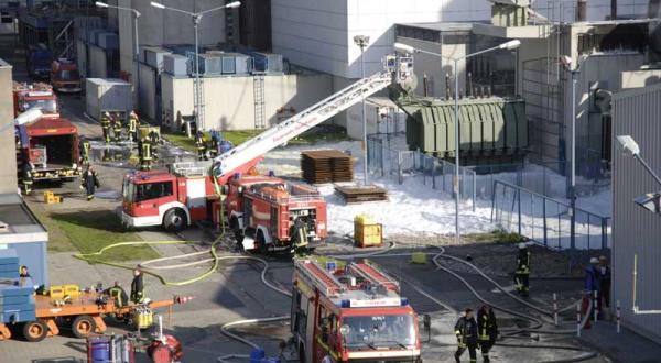 Feuerwehrleute bekämpfen den Brand im AKW Krümmel, Juni 2007