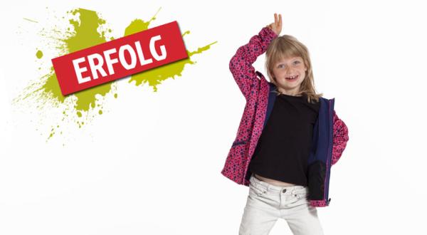 Ein Mädchen in einer Jacke von Lidl freut sich: Der Discounter will giftfrei produzieren.