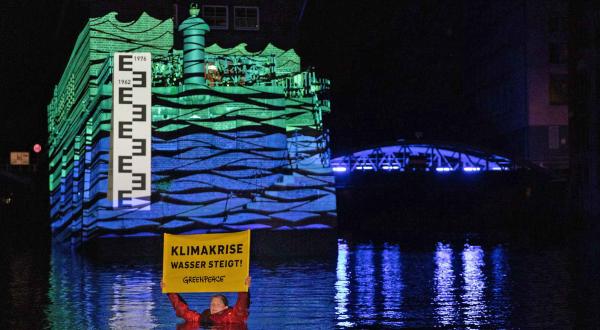 Lichtinstallation Gebäuden der Speicherstadt in Hamburg zeigt eventuelle Sturmfluthöhe der Zukunft