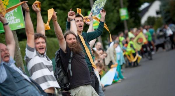 23.8.2014: Eine Menschenkette von 7500 Menschen fordert den Ausstieg aus der Braunkohle