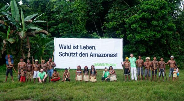 Munduruku mit Protestbanner