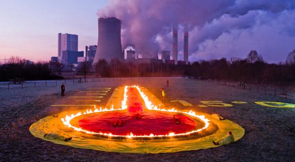 Symbol eines Thermometers vor Kohlekraftwerk Niederaussem