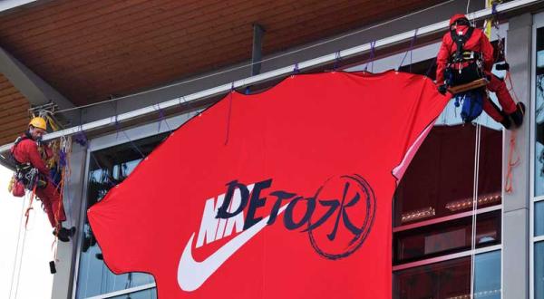 Aktivisten protestieren für giftfreie Textilien von Nike im Juli 2011