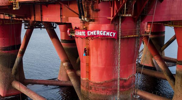 Greenpeace-Kletterer protestieren an der BP-Plattform gegen weitere Bohrungen nach Öl. Sie haben ein Banner dabei mit der Aufschrift "Climate Emergency"