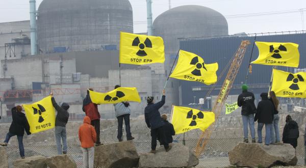 Aktivisten protestieren gegen den Bau eines neuen EPR in Frankreich Flamanville, April 2007