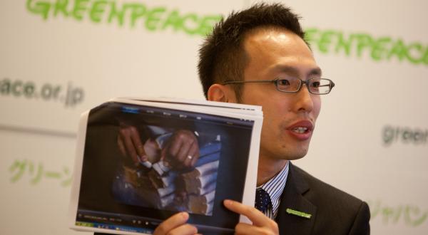 Junichi Sato zeigt Bilder von Walfleisch auf der Pressekonferenz, Mai 2010