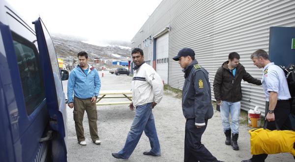 Kumi Naidoo und Ulvar Arnkvaern werden zu einem Polizeiauto geführt, Juni 2011.