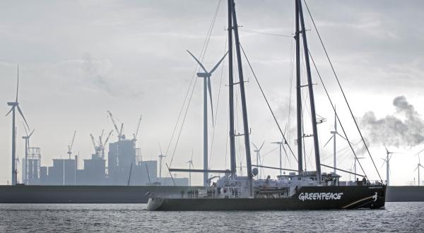 Rainbow Warrior vor dem Kohlekraftwerk in Eemshaven, Oktober 2011