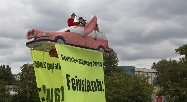 Feinstaub Aktion in Berlin mit umgebauten Smarts zu Diesel Schweinen, Juli 2005