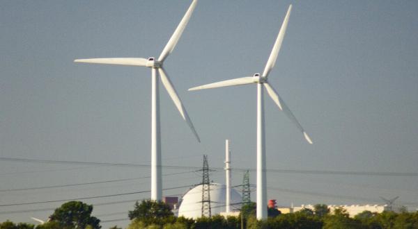 Windräder vor dem AKW Brockdorf, September 2005