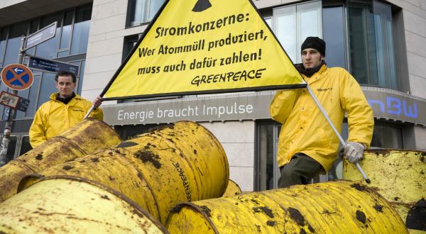 Protest mit Atommüllfässern und einer Ladung Pferdemist vor der EnBW-Zentrale, März 2009