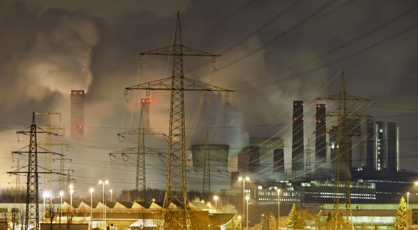 Das Braunkohlekraftwerk Weisweiler des Energiekonzerns RWE, Januar 2010