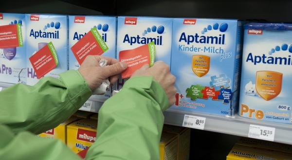 Gegen Gen-Milch der Hersteller Nestlé und Milupa protestieren Greenpeace-Aktivisten bundesweit in 39 Städten.