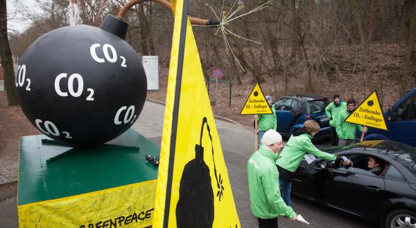 Protest mit der CO2 Bombe vor dem Landesparteitag der Linken gegen CO2 Endlagerung, März 2011