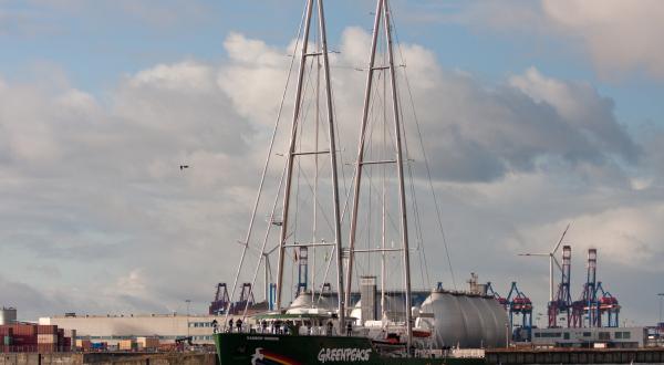 Die Rainbow Warrior III auf Jungfernfahrt und Zwischenstopp im Hamburger Hafen, 2011.