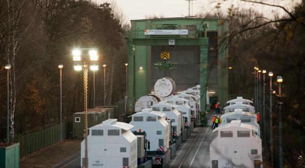 Die Castorbehälter werden in Dannenberg von der Schiene auf LKW verladen, 28. November 2011