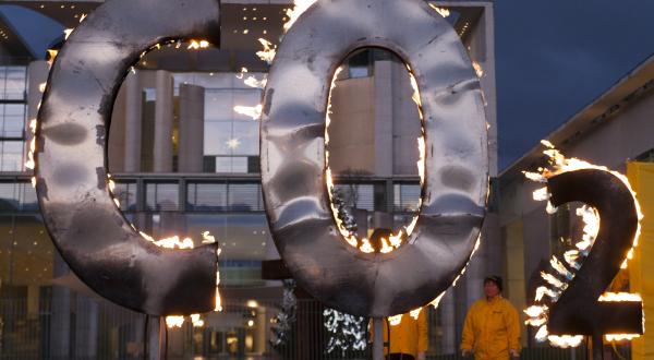 Greenpeace-Protest vor dem Kanzleramt gegen CO2-Ausstoß, Dezember 2011 