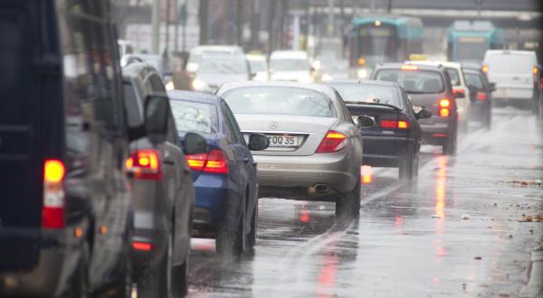 Morgendlicher Straßenverkehr in Frankfurt a. M.