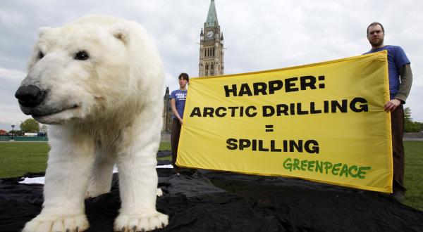 Greenpeace-Eisbärin protestiert in Ottawa gegen die Zerstörung der Arktis