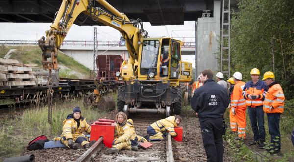 16.9.2013: Schwedische und deutsche Greenpeace-Aktivisten protestieren auf Transportgleisen des Braunkohletagebaus Welzow-Süd gegen weitere Tegebaupläne des Konzerns Vattenfall