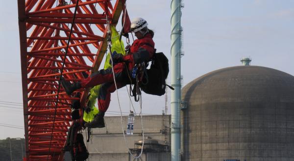 Greenpeace-Aktivisten protestieren am Jahrestag der Tschernobyl-Katastrophe auf der Baustelle des geplanten Druckwasserreaktors (DWR) von Flamanville, April 2007