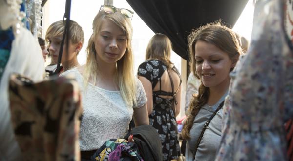 Besucherinnen der Hamburger Kleidertauschparty