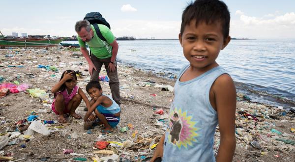 Greenpeace-Mitarbeiter Michael Meyer-Krotz am vermüllten Strand von Manila