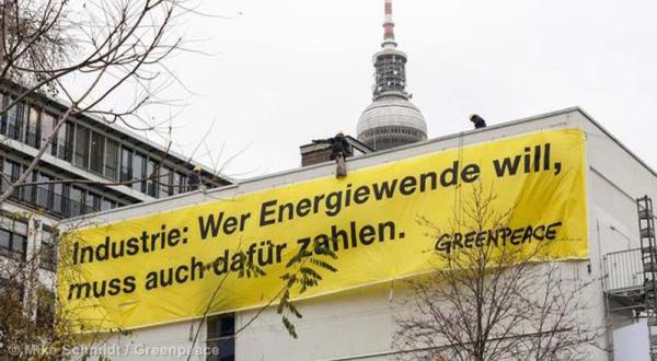 Greenpeace protestiert vor dem BDI Treffen im November 2012