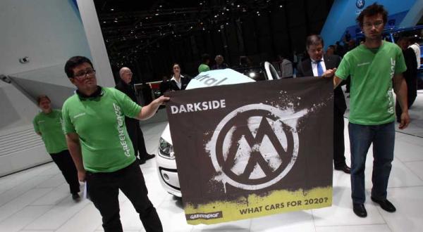 Greenpeace-Aktivisten auf dem Autosalon in Genf im März 2012