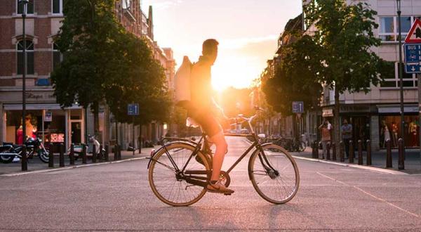 Radfahrer hält auf einer leeren Kreuzung