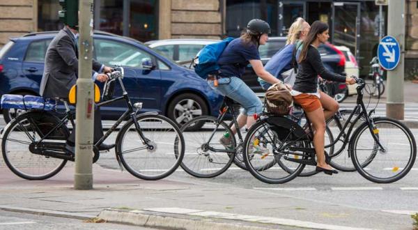 Radfahrer mitten im Verkehr - hier in Hamburg 2013