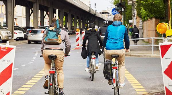 Verkehr in Berlin: Straße am Rand ein Radweg