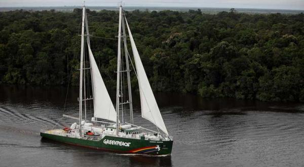 Die Rainbow Warrior auf Amazonas-Expedition in Brasilien, März 2012