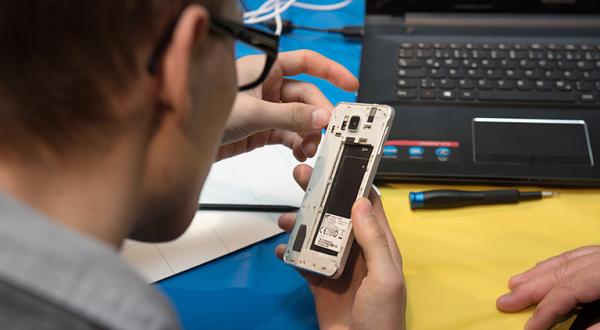 Geöffnetes Smartphone im Repair Café