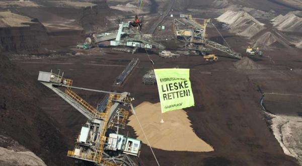 Aktivist fliegt über Böschungsrutsch im Braunkohletagebau Schleenhain, im März 2012