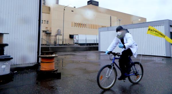 Greenpeace-Fahrradaktivist mit #stresstest-Banner