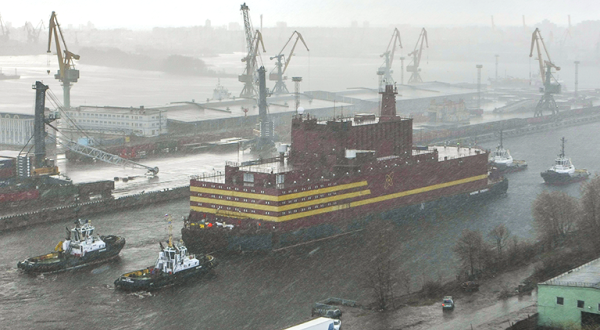 Das schwimmende AKW Akademik Lomonosov im Hafen von St. Petersburg