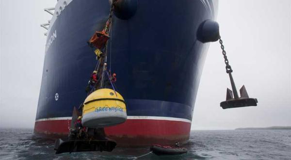 Mit der Rettungskapsel an der Ankerkette der Stena Carron im September 2010