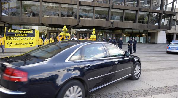 Greenpeace-Aktivisten protestieren vor der Leipziger Strombörse EEX: "Atomkonzerne zocken Deutschland ab!"19.08.2010