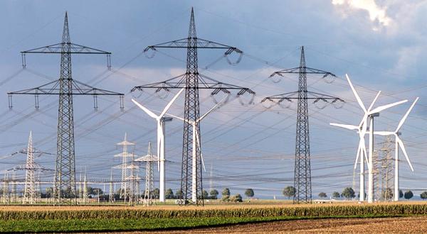 Strommasten und Windräder im Rheinischen Kohlerevier