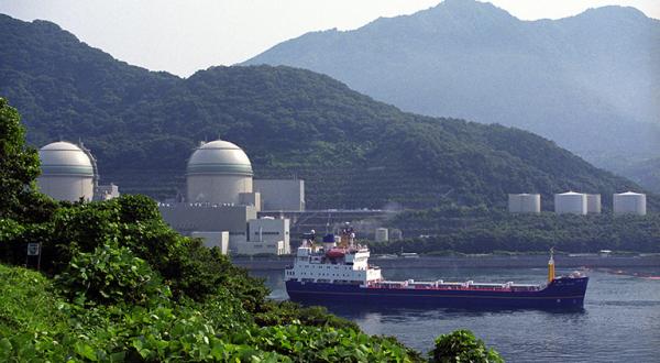 Transportschiff im Hafen von Takahama