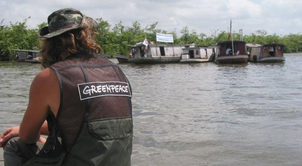 Thomas Gernot von hinten auf dem Amazonas